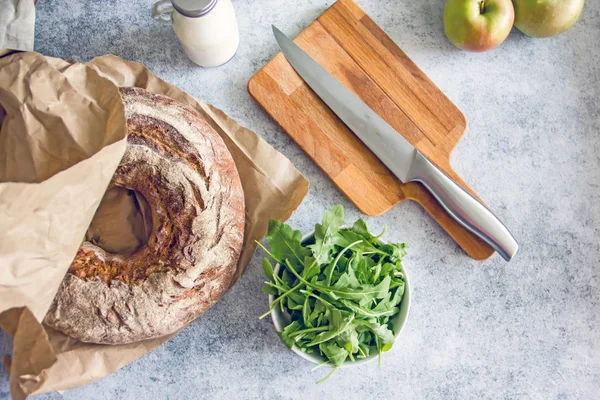 Στρογγυλή Σπιτικό Ψωμί Μορφή Ρολό Μια Σειρά Από Πιάτα Μήλα — Φωτογραφία Αρχείου