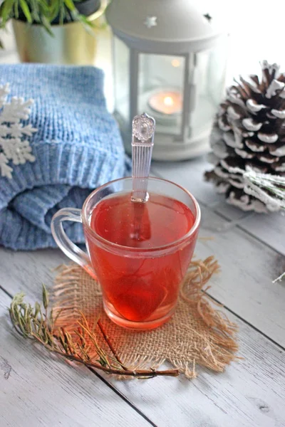 Kış arka plan - çay ile şeffaf kupa ve baharatlı çimen sapı