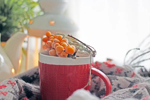 Zimowe Przytulne Tło Czerwone Filiżankę Herbaty Oddziałem Latarki Czajnik Ornament — Zdjęcie stockowe