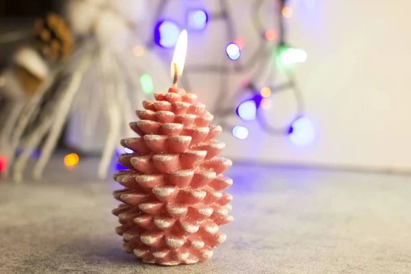 Weihnachten Hintergrund Eine Brennende Kerze Form Von Zapfen — Stockfoto