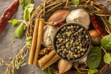 Baharat kolaj - Mix kırmızı, siyah ve beyaz biber, sarımsak, arpacık, baharatlı otlar, tarçın, Yıldız anason, chili biber, zencefil, nane bir taş zemin üzerine