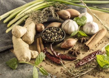 Baharat kolaj - Mix kırmızı, siyah ve beyaz biber, sarımsak, arpacık, baharatlı otlar, tarçın, Yıldız anason, chili biber, zencefil, nane bir taş zemin üzerine