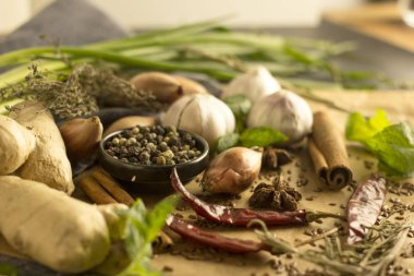 Baharat kolaj - Mix kırmızı, siyah ve beyaz biber, sarımsak, arpacık, baharatlı otlar, tarçın, Yıldız anason, chili biber, zencefil, nane bir taş zemin üzerine