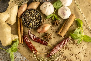 Baharat kolaj - Mix kırmızı, siyah ve beyaz biber, sarımsak, arpacık, baharatlı otlar, tarçın, Yıldız anason, chili biber, zencefil, nane bir taş zemin üzerine