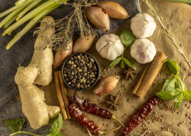 Baharat kolaj - Mix kırmızı, siyah ve beyaz biber, sarımsak, arpacık, baharatlı otlar, tarçın, Yıldız anason, chili biber, zencefil, nane bir taş zemin üzerine
