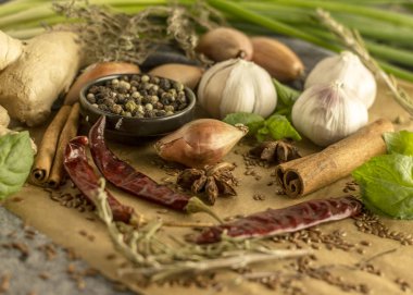 Baharat kolaj - Mix kırmızı, siyah ve beyaz biber, sarımsak, arpacık, baharatlı otlar, tarçın, Yıldız anason, chili biber, zencefil, nane bir taş zemin üzerine