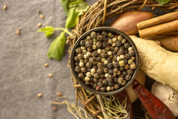 Baharat kolaj - Mix kırmızı, siyah ve beyaz biber, sarımsak, arpacık, baharatlı otlar, tarçın, Yıldız anason, chili biber, zencefil, nane bir taş zemin üzerine