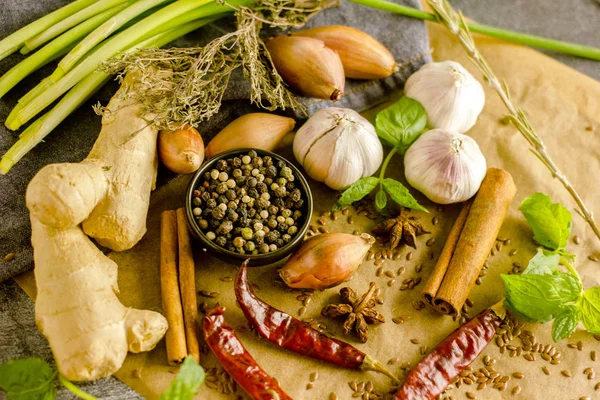 Baharat kolaj - Mix kırmızı, siyah ve beyaz biber, sarımsak, arpacık, baharatlı otlar, tarçın, Yıldız anason, chili biber, zencefil, nane bir taş zemin üzerine