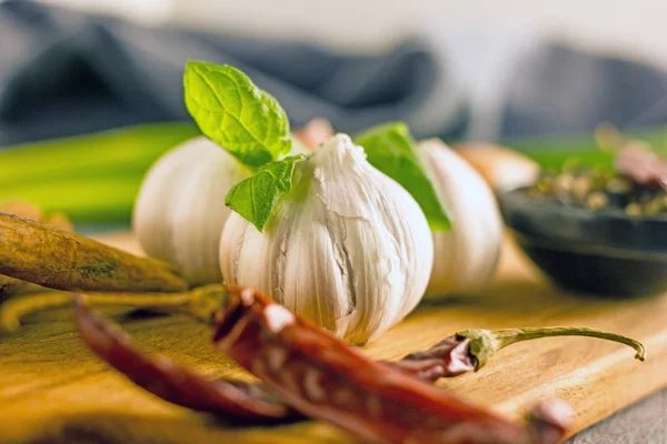 Diğer baharatlar bir ahşap tahta üzerinde arka plan üzerine sarımsak başları yakın çekim
