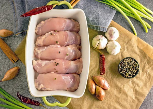 Raw Free Range Boneless Skinless Chicken Thighs Spices Baking Dish — Stock Photo, Image