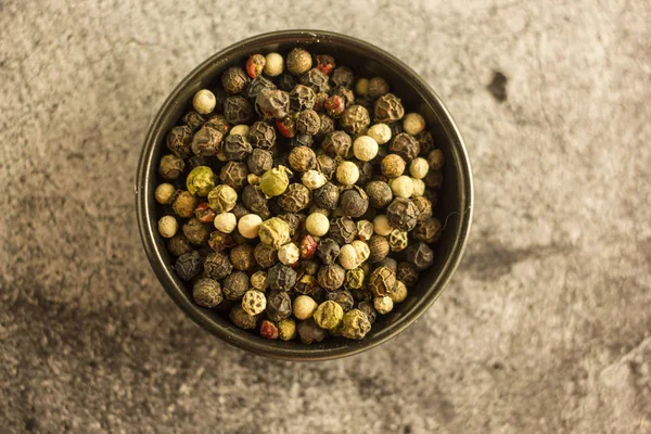  Bir beton zemin üzerine kırmızı, siyah ve beyaz biber karışımı