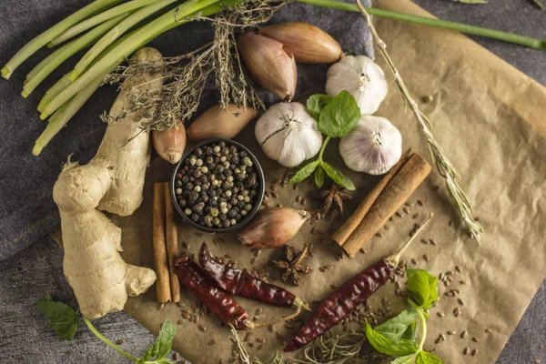 Baharat kolaj - Mix kırmızı, siyah ve beyaz biber, sarımsak, arpacık, baharatlı otlar, tarçın, Yıldız anason, chili biber, zencefil, nane bir taş zemin üzerine