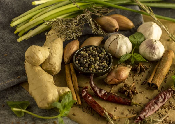 Baharat kolaj - Mix kırmızı, siyah ve beyaz biber, sarımsak, arpacık, baharatlı otlar, tarçın, Yıldız anason, chili biber, zencefil, nane bir taş zemin üzerine