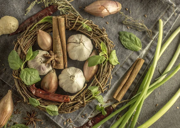Arka plan baharat - biber bezelye, sarımsak, arpacık, otlar, tarçın, Yıldız anason, chili biber, zencefil, nane bir taş zemin üzerine