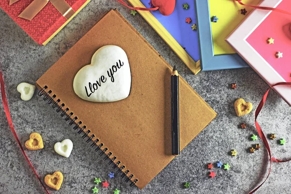 St. Valentine'S Day arka plan - karanlık sayfalarıyla birlikte albüm üzerinde kalp ve metni 