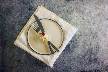 Noel tablo ayarı. Beyaz tabak, çatal bıçak takımı ve Noel dekorasyon