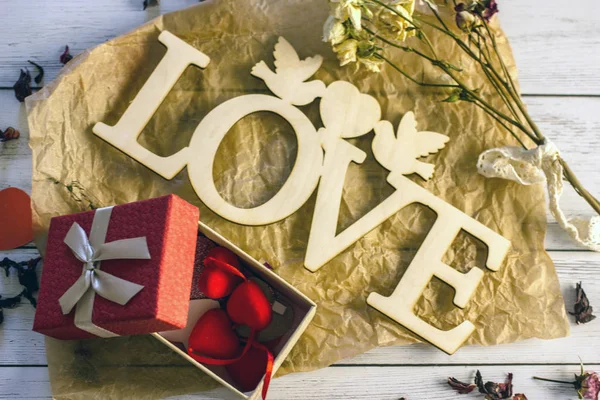 Sevgililer günü arka plan - Yazıt aşk yaptı kontrplak, kalpler, Sevgililer, bir hediye kutuları