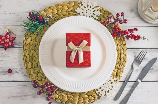 Caja Regalo Plato Sobre Mesa Servida Fondo Fiesta Año Nuevo — Foto de Stock