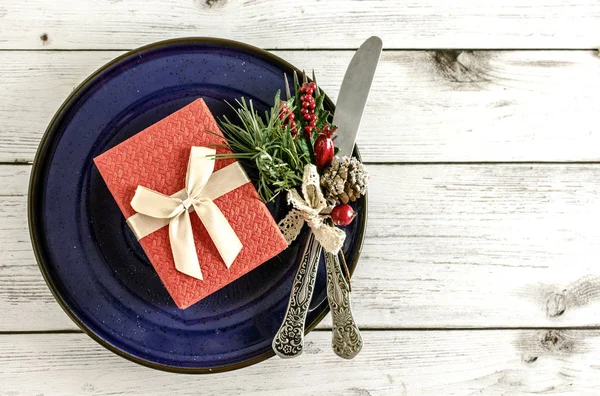 Caja Regalo Plato Sobre Mesa Servida Fondo Fiesta Año Nuevo — Foto de Stock