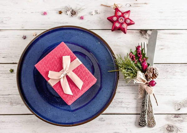 Caixa Presente Uma Chapa Uma Mesa Servida Fundo Festivo Ano — Fotografia de Stock