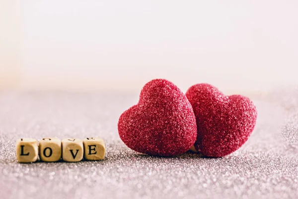 Kırmızı kalp Gümüş arka plan üzerinde. Kalp marmelat. Kalp, şeker. Arka plan arka plan aşk gün sevgili,