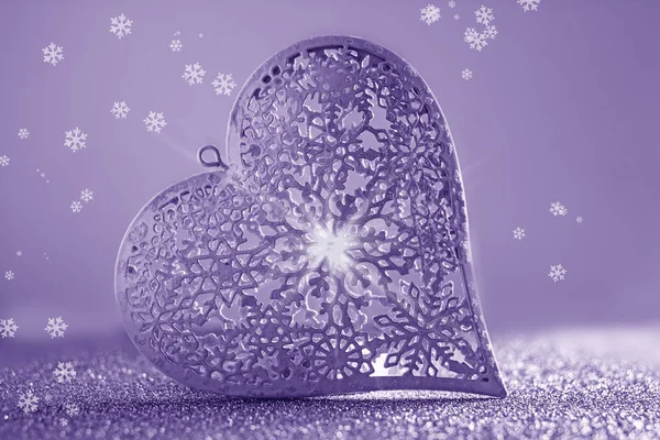 Gümüş arka plan üzerinde beyaz metal dantelli kalp. Aşk, kalp ile arka plan, Sevgililer günü için arka plan hakkında arka plan