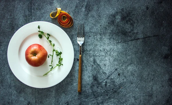 Ένα Μήλο Λευκό Πιάτο Δίπλα Στη Μέτρηση Της Ταινίας Και — Φωτογραφία Αρχείου