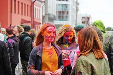 Arkhangelsk, renk festivalindeki güzel genç kızlar, 06 / 30 / 19