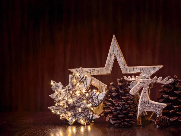 Einfache Natürliche Weihnachtsdekoration Mit Tannenzapfen Und Rustikalem Holzschmuck Lichter Gehüllt — Stockfoto