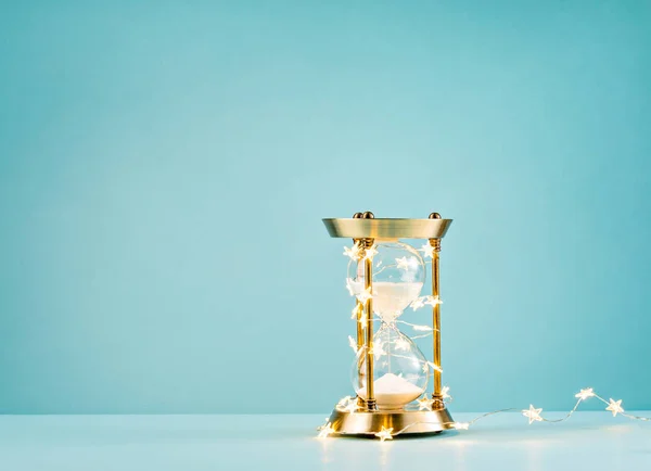 Jul Eller Nyår Countdown Timglas Insvept Lampor Blå Bakgrund — Stockfoto