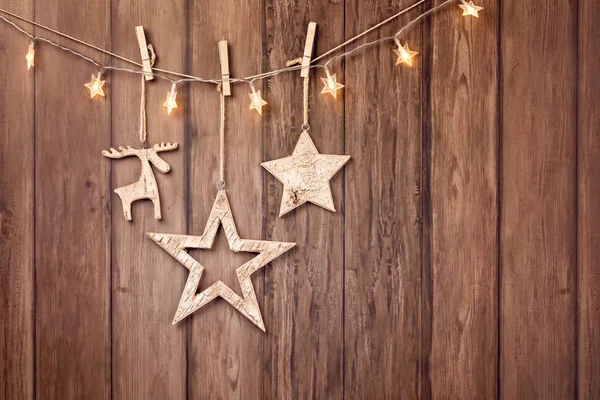质朴的圣诞装饰品和弦灯挂在木风格背景 — 图库照片
