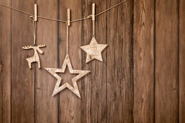 Ahşap zemin üzerinde yazıt ile asılı rustik Noel süsler
