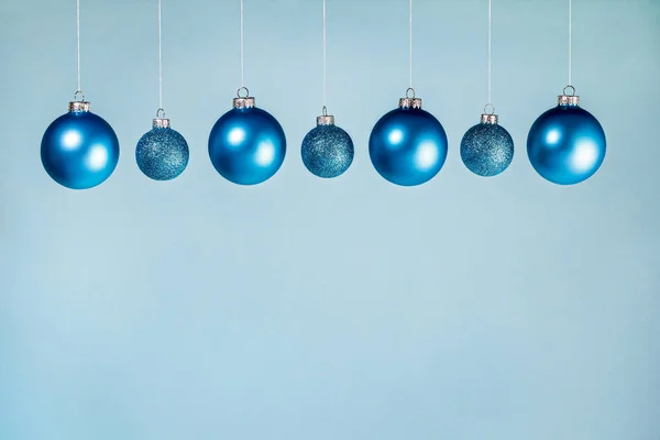 Fila Sete Ornamentos Azuis Natal Pendurados Com Corda — Fotografia de Stock