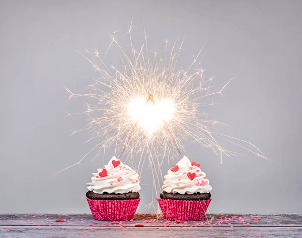 Dva Valentýn Buttercream Cupcakes Prskavky Vytvoření Srdce Tvar Oslavovat Lásku — Stock fotografie