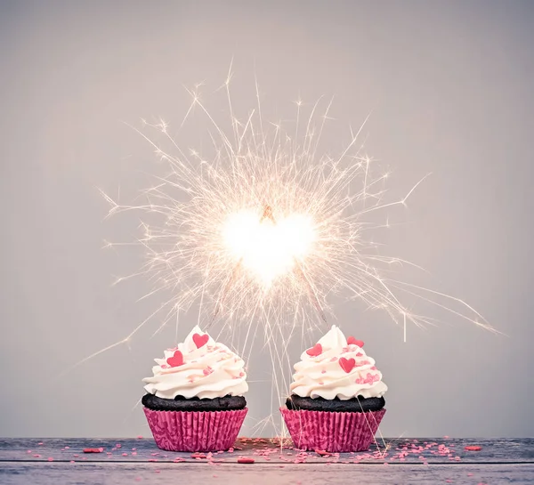 Dois Dia Dos Namorados Buttercream Cupcakes Com Sparklers Criando Uma — Fotografia de Stock