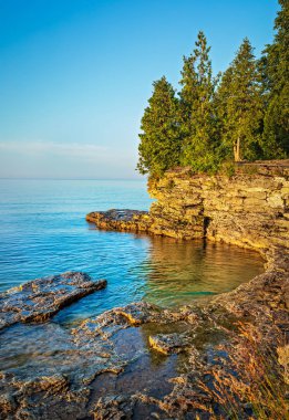 Bir kayalık uçurum mağara noktası Park kapı ilçe Wisconsin Michigan Gölü kıyısında üzerinde sabah erken görünümü.