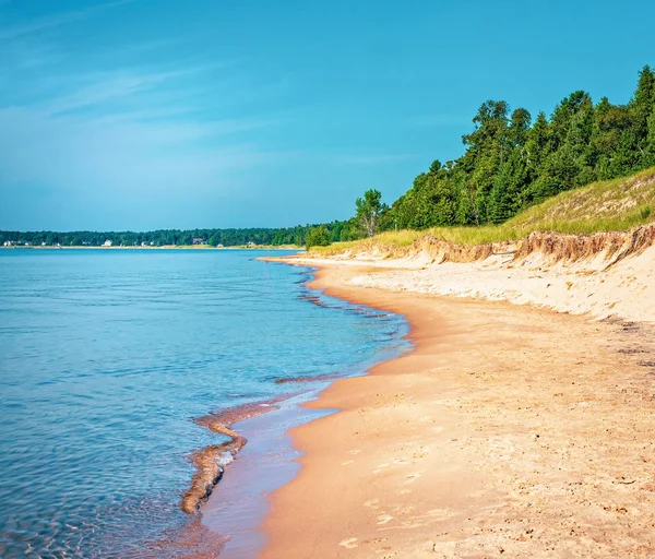 Písečná pláž ve státním parku Whitefish v jezeře Michigan — Stock fotografie