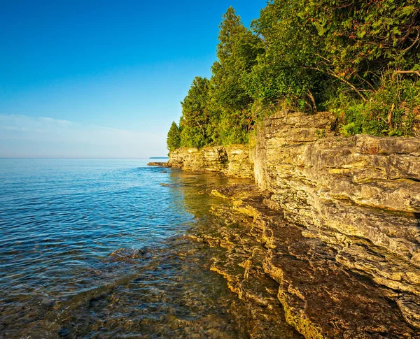 Côte rocheuse à Cave Point sur le lac Michigan — Photo