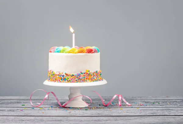 Tarta de cumpleaños con una vela —  Fotos de Stock