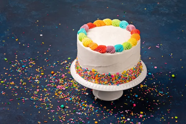 Торт на день рождения с брызгами — стоковое фото