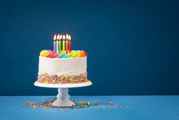 Mavi üzerinde Renkli Doğum Günü Pastası — Stok fotoğraf