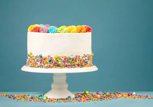 Πολύχρωμο γενέθλια τούρτα με ψεκάζει — Φωτογραφία Αρχείου