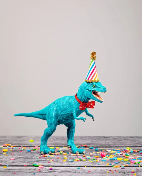 Dinosauro giocattolo alla festa di compleanno — Foto Stock