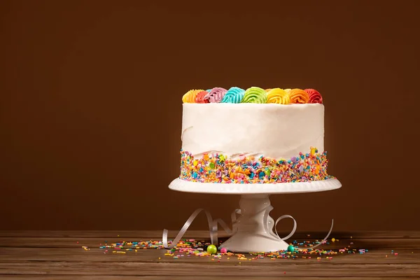 Торт на день рождения с радужной глазурью — стоковое фото