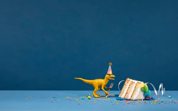 Dinosauro e fetta di torta di compleanno — Foto Stock