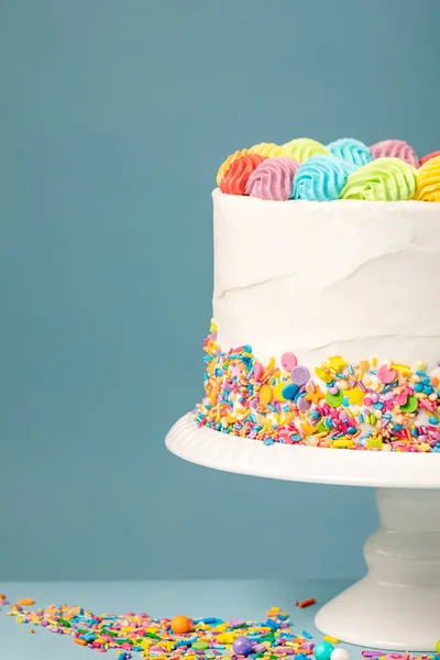 Pastel de cumpleaños colorido con aspersiones —  Fotos de Stock