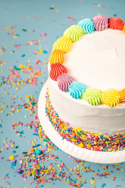 Tort urodzinowy z posypką — Zdjęcie stockowe