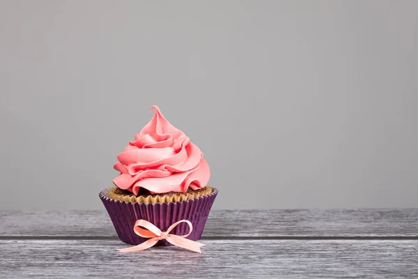 Pink születésnapi Cupcake íjjal — Stock Fotó