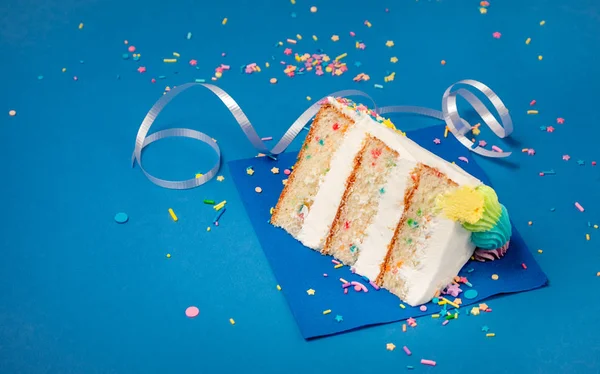 Fetta di torta di compleanno su azzurro — Foto Stock