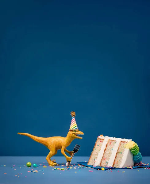 Dinosauro e fetta di torta di compleanno — Foto Stock